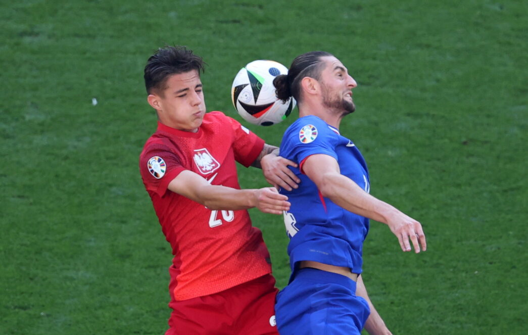 epa11436685 Sebastian Szymanski of Poland (L) and Adrien Rabiot of France (R) in action during the UEFA EURO 2024 group D soccer match between France and Poland, in Dortmund, Germany, 25 June 2024.  EPA/GEORGI LICOVSKI