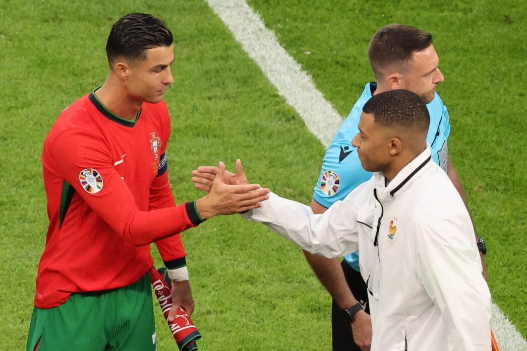 epa11460549 Cristiano Ronaldo of Portugal (L) shakes hands with Kylian Mbappe of France ahead of the UEFA EURO 2024 quarter-finals soccer match between France and Portugal, in Hamburg, Germany, 05 July 2024.  EPA/ABEDIN TAHERKENAREH