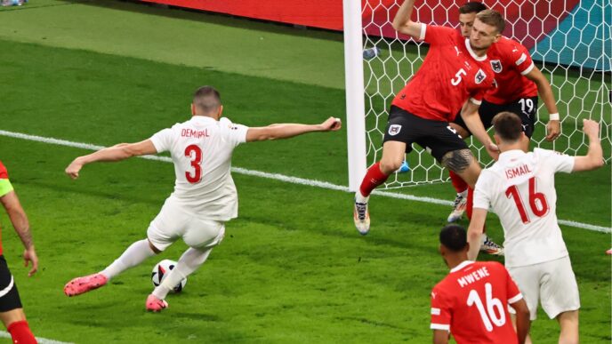 epa11453461 Merih Demiral (L) of Turkey scores the 1-0 goal during the UEFA EURO 2024 Round of 16 soccer match between Austria and Turkey, in Leipzig, Germany, 02 July 2024.  EPA/HANNIBAL HANSCHKE